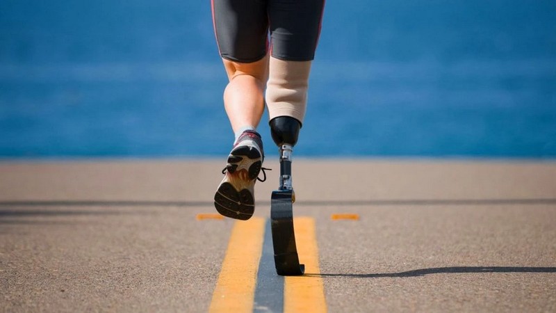 Робота карбонового леза у спортивному протезі