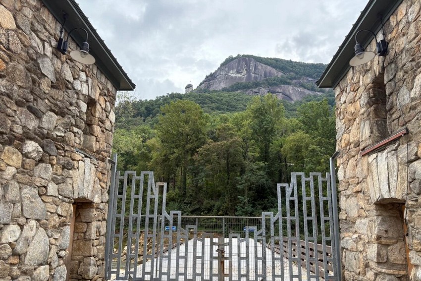 Вид на Чімні Рок зі сторожки внизу, у Чімні Рок, Північна Кароліна. (Deena Bouknight)