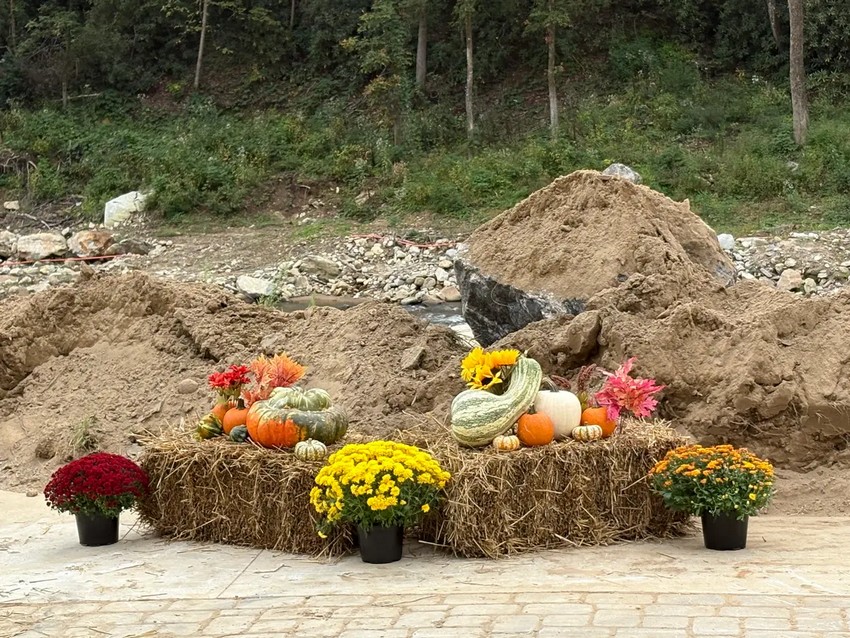 Скромний осінній декор контрастує з купами бруду та уламків, які все ще лежать у Чімні-Рок, штат Північна Кароліна. (Deena Bouknight)