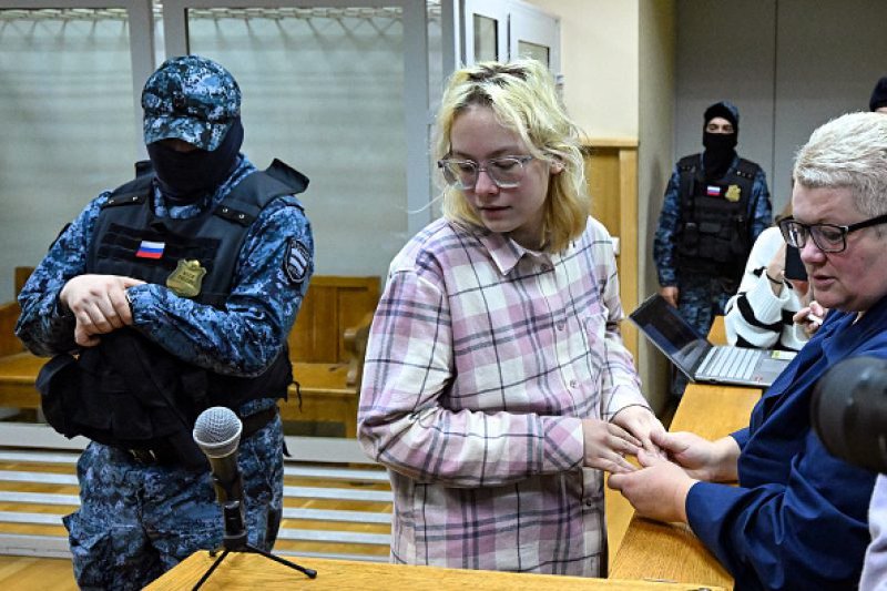 18-річна студентка музичного училища, вулична музикантка і солістка групи Stoptime, відома під сценічним псевдонімом Наоко, постає перед судом за новими звинуваченнями в порушенні громадського порядку в Санкт-Петербурзі 11 листопада 2025 року. (OLGA MALTSEVA/AFP via Getty Images)