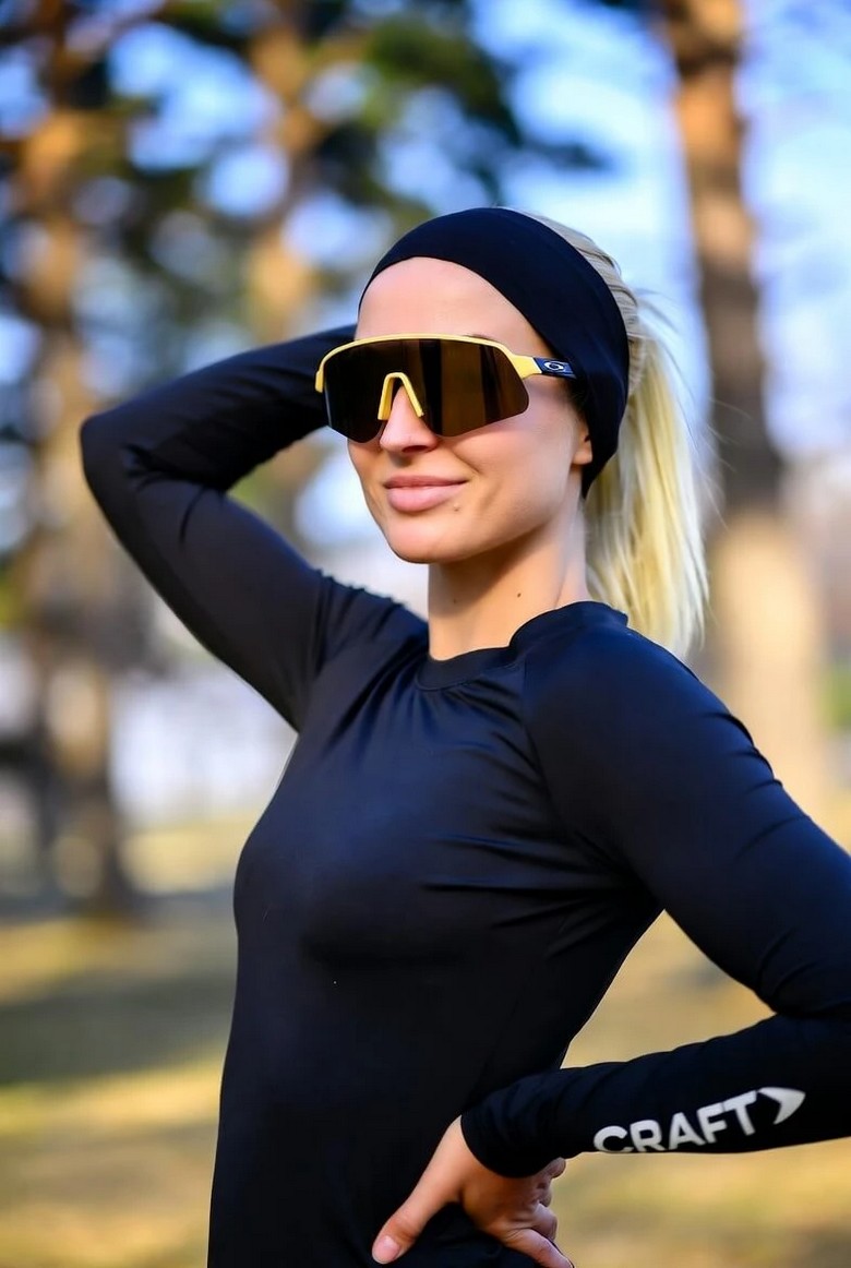 Панорамные очки в жёлтой оправе для бега, чёрный лонгслив Craft, парк