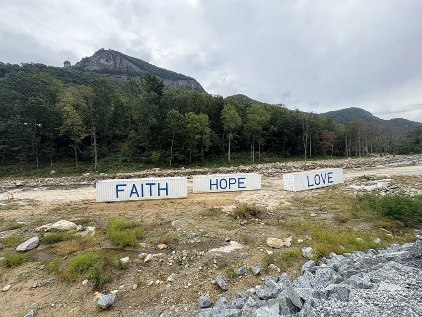 Транспортні контейнери прикрашають порожнє русло річки, де колись стояла більшість історичних будівель міста Чімні-Рок, штат Північна Кароліна. (Deena Bouknight)