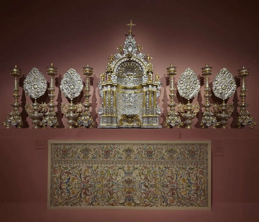 Вигляд виставки «До Святого Гробу: скарби з музею Terra Sancta», на якій представлено «Трон для виставлення Святих Дарів» (у верхній частині в центрі) та інші твори з Королівств Іспанії, створені П'єтро, Еутікіо та Себастьяно Джуварра. (Joseph Coscia Jr./Courtesy of the Frick)