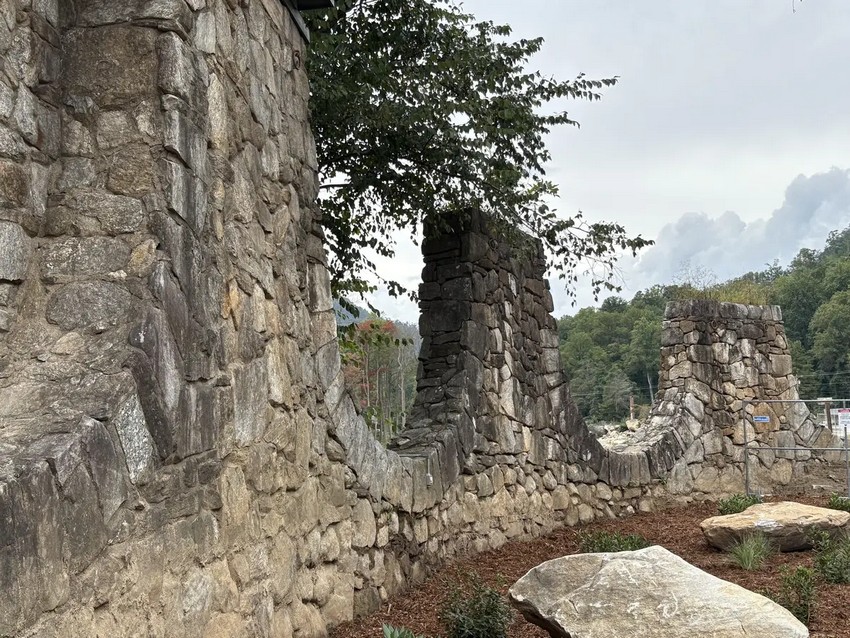 Стіна сторожки в парку штату Чімні Рок. (Deena Bouknight)