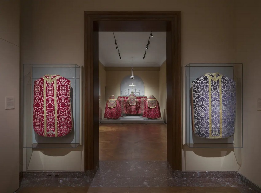 Вигляд інсталяції «До Святого Гробу: скарби з музею Terra Sancta», що показує дві казули (Мілан або Генуя), які фланкують вхід до кімнати з творами з Королівства Франції. (Joseph Coscia Jr./Courtesy of the Frick)