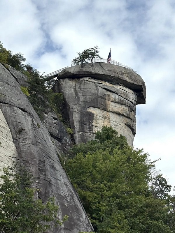 Чімні-Рок все ще стоїть, як символ безперервності після руйнувань, що спіткали цю місцевість. (Deena Bouknight)
