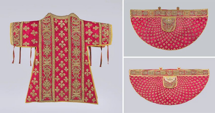 Дві ризи та далматика з «Червоних папських облачень короля Франції Людовика XIII», 1619 р., автор Олександр Пайне. Дамаск і атласна основа; золоті, срібні та шовкові нитки; срібні застібки. Ризи: приблизно 60 дюймів на 118 1/8 дюймів; далматика: 42 ½ дюйма на 47 5/8 дюймів. Музей Terra Sancta, Єрусалим. (Joseph Coscia Jr./Courtesy of the Frick)