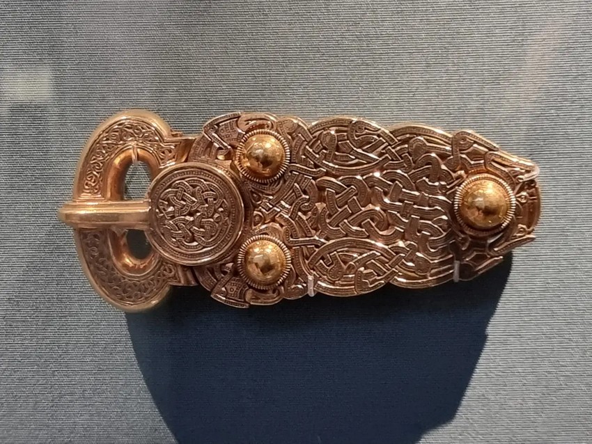 Золота пряжка для ременя, знайдена в похованні Саттон-Ху. (David Winn-Morgan/Shutterstock)