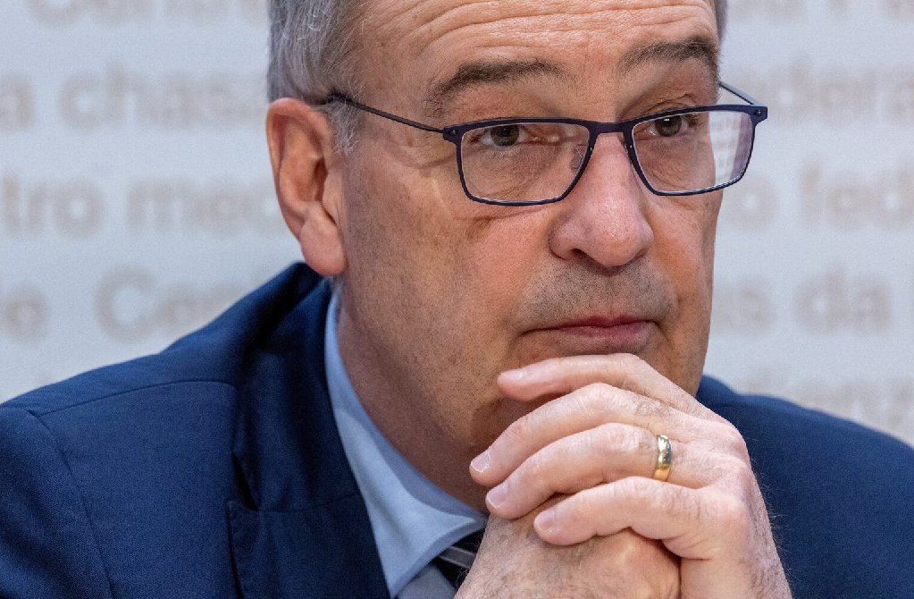 Федеральный советник Швейцарии Ги Пармелен участвует в пресс-конференции после еженедельного заседания правительства в Берне, Швейцария, 29 января 2025 года. (REUTERS/Denis Balibouse)