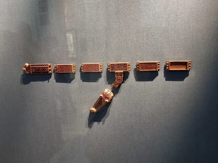 У похованні Саттон-Ху було знайдено прямокутну золоту підвіску для збруї, яка складається з верхньої пластини, прикріпленої до нижньої пластини трьома заклепками на кожному кінці. (David Winn-Morgan/Shutterstock)