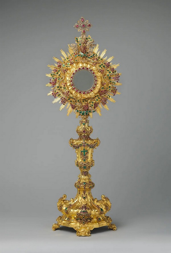 Монстранція, 1746 р., з Неаполя. Золото, рубіни, смарагди та діаманти; 27 15/16 дюймів на 10 ¼ дюймів на 7 1/16 дюймів. Музей Terra Sancta, Єрусалим. (Joseph Coscia Jr./Courtesy of the Frick)