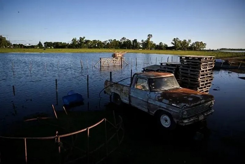Фургон посеред затопленого дощем поля в провінції Буенос-Айрес, Аргентина, 5 листопада 2025 року. (Luis Robayo/AFP via Getty Images)