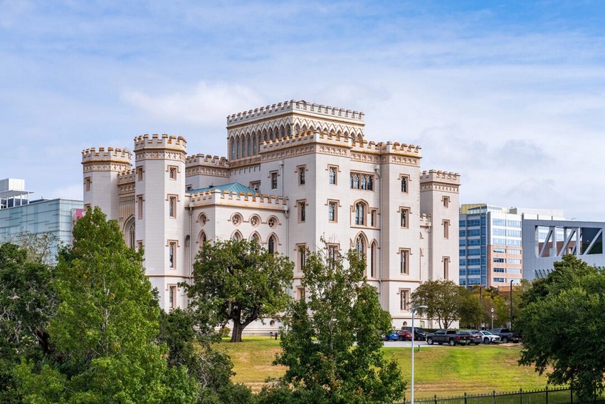 Спочатку триповерхова, а пізніше над центральними сходами додали четвертий поверх, будівля Старого Капітолію штату Луїзіана, здається, була зроблена з мармуру. Однак архітектор планував, щоб екстер'єр мав брудно-білу штукатурку поверх цегли, щоб створити враження старовинного замку, побудованого з кам'яних блоків. Впізнавані середньовічні архітектурні елементи присутні на зубчастій лінії даху. (Steve Heap/Shutterstock)