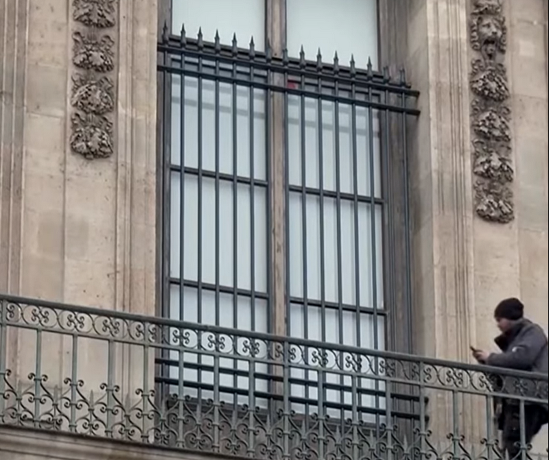У Луврі встановили решітки на балконі, який був використаний під час жовтневого пограбування (ВІДЕО)