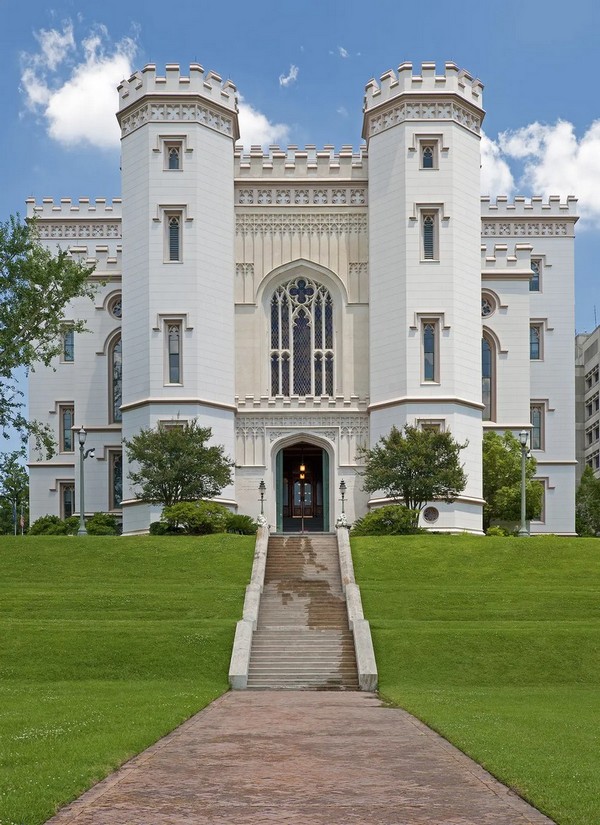 Вхід у Старому капітолії штату Луїзіана зустрічає гостролистий арочний вхід, вікна з ліпниною та масивне вітражне арочне вікно з центральним чотирилисниковим візерунком. Чотирилисникові візерунки також обрамлені трохи нижче зубців даху. (Jim Vallee/Shutterstock)