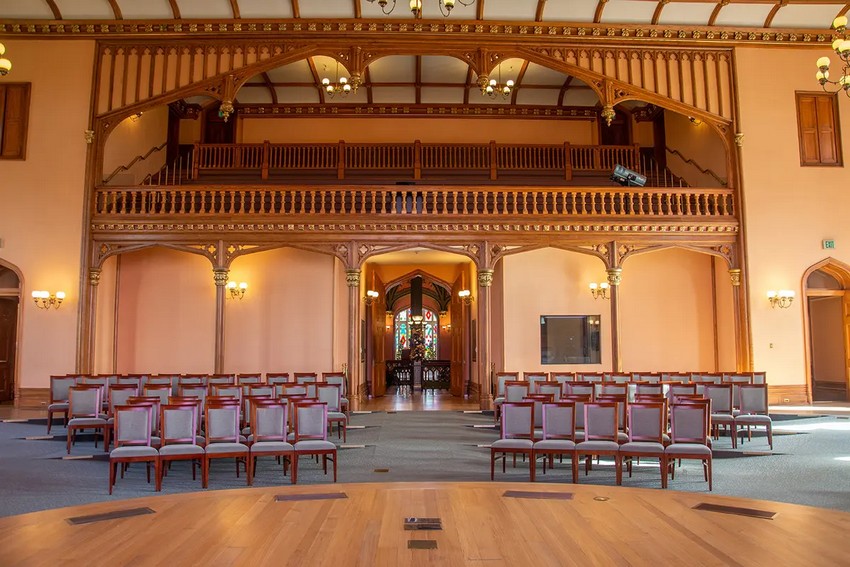 Кипарисову деревину — деревину штату Луїзіана — було використано в інтер'єрі Старого Капітолію штату Луїзіана та розписано технікою розпису пір'ям, щоб вона імітувала дуб. У залі засідань Палати представників техніка оздоблення була застосована по всьому екстравагантному оглядовому балкону кімнати, з якого публіка могла спостерігати за законодавчими засіданнями. (Nina Alizada/Shutterstock)