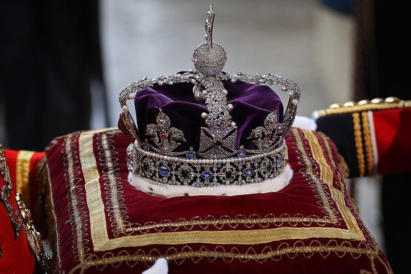 Императорская корона была вынесена из парламента во время торжественного открытия парламента в Вестминстерском дворце в центре Лондона 25 мая 2010 года. (PETER MACDIARMID/AFP via Getty Images)