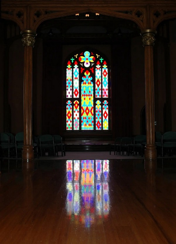 Калейдоскоп кольорів наповнює Старий Капітолій штату Луїзіана, коли світло заливає численні вітражі. (Roberto Michel/Shutterstock)