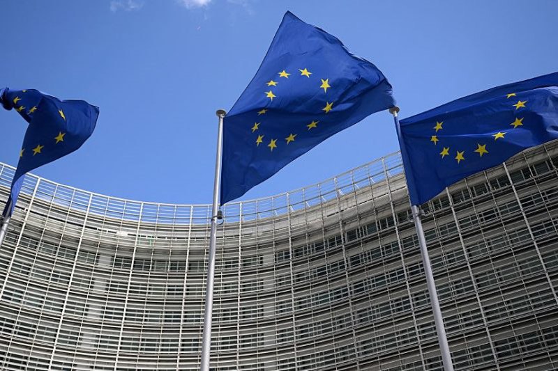 Європейські прапори перед штаб-квартирою ЄС у Брюсселі, 28 травня 2025 року. (Nicolas TUCAT / AFP via Getty Images)