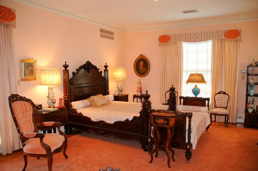 Все комнаты в доме Беллинграта украшены оригинальной мебелью супругов. Резная кушетка у подножия кровати Бесси Беллинграт в стиле рококо, построенного примерно в середине 1800-х годов. Кушетки были распространены в богатых южных домах и использовались преимущественно для дневного сна, но иногда они служили кроватями для родов. (Bellingrath Gardens & Home)