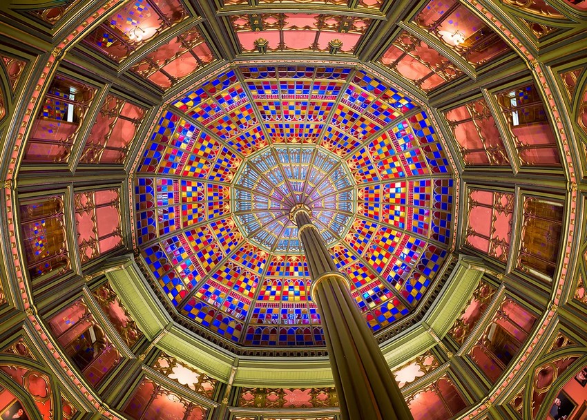 Наприкінці 1800-х років архітектор та інженер Вільям А. Фререт (1833–1911) добудував до Старого Капітолію штату четвертий поверх, гвинтові сходи та ротонду, яка мала вражаючий купол у формі віяла з кольоровим склом з візерунком арлекін. Дванадцятигранна конструкція включає в себе як кипарисове дерево, так і чавун. (Nagel Photography/Shutterstock)