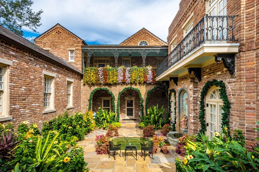 Центральный закрытый внутренний дворик добавляет средиземноморского элемента в архитектуру дома. Фонтан на правой стене имеет фон из разноцветной глазурованной плитки. Вода из фонтана стекает в полукруглый бассейн. Переоборудованный внутренний дворик также имеет арочные входы и балконы, украшенные переработанным кованым железом. Хотя некоторые арки подчеркивают зрелый английский плющ, к стенам и некоторым балконам прикреплены вьющиеся розы; дополнительные цветущие растения прибавляются сезонно. (Bellingrath Gardens & Home)