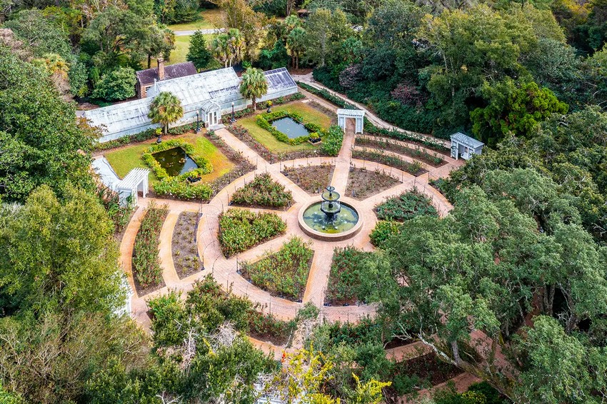 В одном углу просторных садов Беллинграта расположена зимняя оранжерея, окружающая большой сад в форме концентрического круга, центром которого является многоуровневый фонтан. Два симметричных пруда с отражающей свет рыбой окружают главный вход в зимнюю оранжерею, которая первоначально была построена для выращивания и демонстрации экзотических тропических растений. (Bellingrath Gardens & Home)
