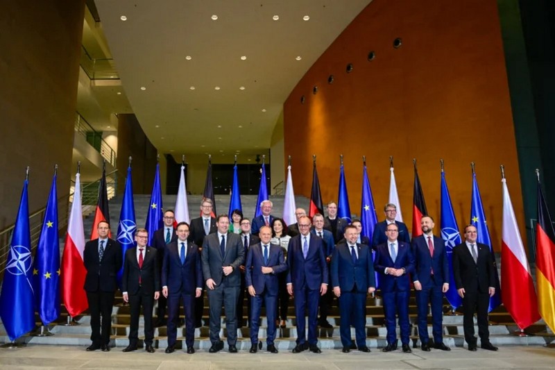 Канцлер Німеччини Фрідріх Мерц (п'ятий праворуч) і прем'єр-міністр Польщі Дональд Туск (п'ятий ліворуч) позують для фотографії з учасниками 17-х німецько-польських урядових консультацій в Канцелярії в Берліні, 1 грудня 2025 року. (John MacDougall/AFP via Getty Images)