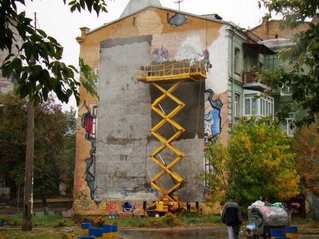 Стіну недалеко від Пейзажної алеї, біля якої багато хто фотографувався, перефарбували. Фото: фейсбук Марини Слободянюк 