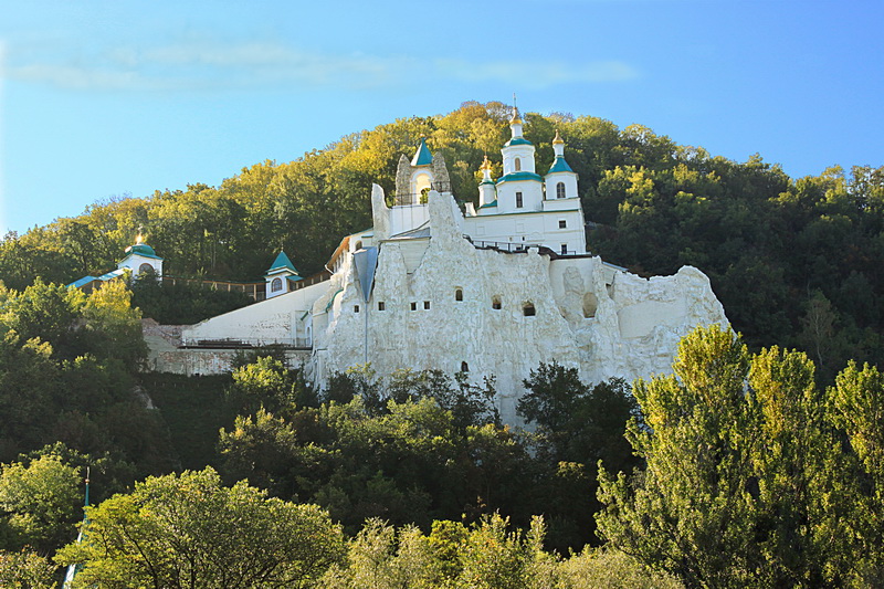 Святогірськ. Давній монастир у крейдяних скелях. Фото: Валерія Мірошко 