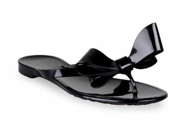 Резиновые шлёпанцы от Valentino. Фото: shoes.stylosophy.it 