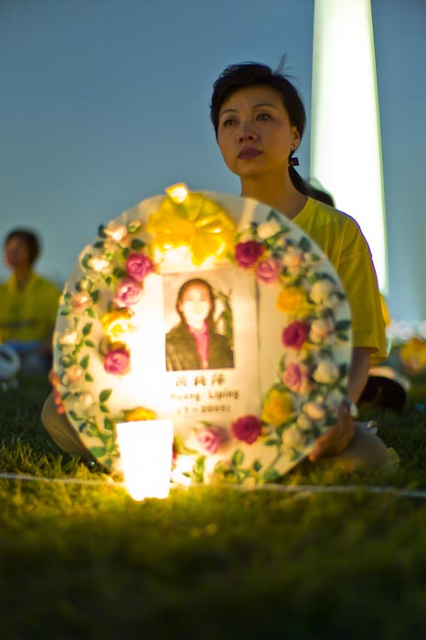 Церемонія із запаленими свічками біля монумента Вашингтона. Фото з сайту ru-enlightenment.org 