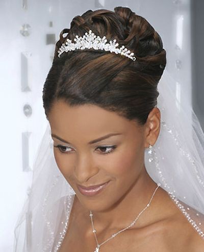 Украшение для невест: корона и фата - любимое сочетание. Фото с efu.com.cn 