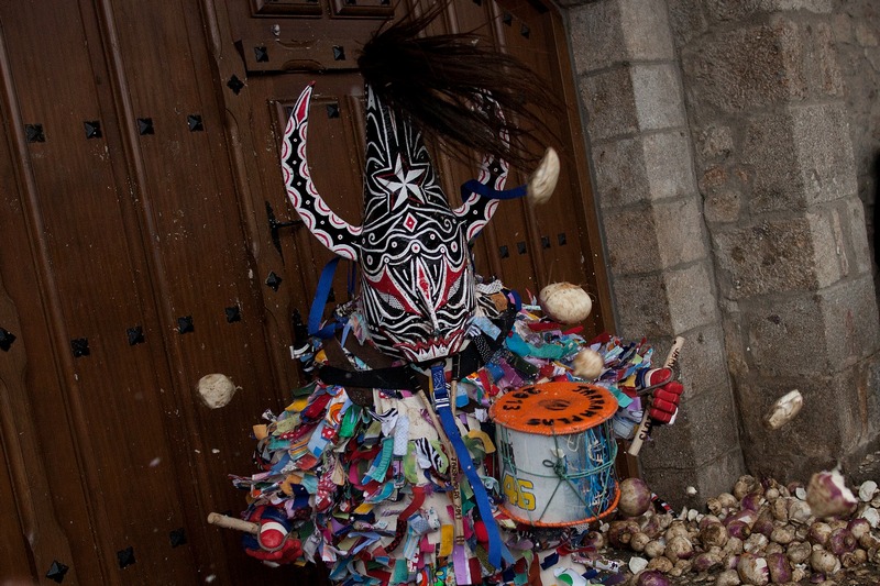 Жителі обстрілюють ріпами «викрадача худоби». Фестиваль Харрамплас, Піорналь, Іспанія. Фото: Pablo Blazquez Dominguez/Getty Images 