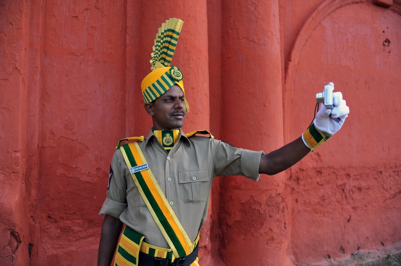 Хайдарабад, Індія, 13 серпня. Індія відзначає 65-ту річницю незалежності. Андхра Прадеш із загону поліції особливого призначення фотографує себе. Фото: NOAH SEELAM/AFP/GettyImages 