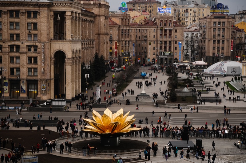 Десятиметровий лотос встановили в Києві 7 квітня 2012 року. Фото: Володимир Бородін/The Epoch Times Україна 