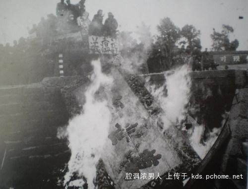 Хунвейбіни знищують статуї Конфуція. Фото з aboluowang.com 