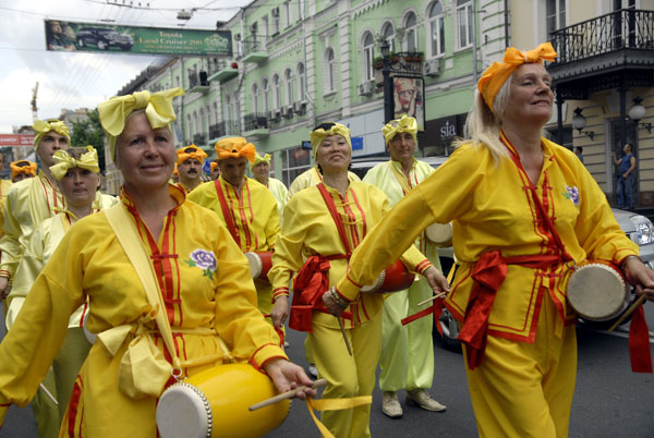 Група «китайських барабанщиків» ритмічно відбиває мелодію в параді послідовників Фалуньгун у Києві 8 липня 2008 року. Фото: The Epoch Times 