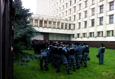 Опозиція розгорнула мітинг біля ЦВК. Фото: facebook.com/Batkivshchyna 