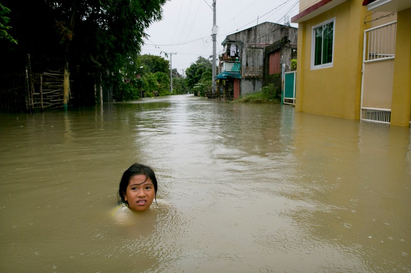 Булакан, Філіппіни, 15 серпня. Тропічний шторм на півночі острова Лусон призвів до розливу річки Пампанга. Фото: Paula Bronstein/Getty Images 