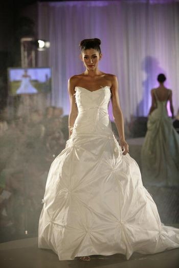 На подіумі - весільні моделі в рамках Фестивалю Моди L'Оreal у Мельбурні (Австралія) 8 березня 2008 року. (Фото: Хібберд Кейн / Getty Images) 