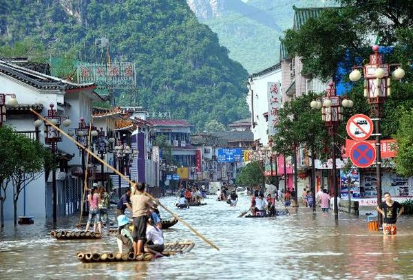 Від безперервних сильних дощів у дев'ятьох південних провінціях Китаю постраждало 17 млн чоловік. Фото з aboluowang.com 