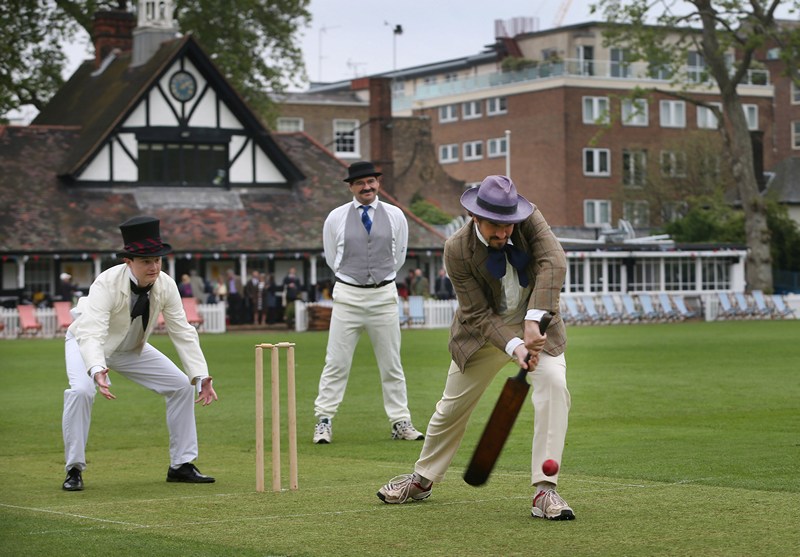 Лондон, Англия, 29 мая. Сотрудники и авторы ежегодного альманаха о крикете «Wisden Cricketers» отметили 150-летие издания игрой в крикет. Фото: Peter Macdiarmid/Getty Images 