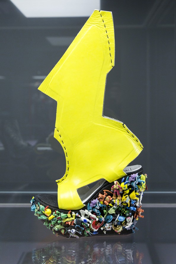 В Германии проходит выставка необычной обуви «Круто! Экспериментальный дизайн обуви» («Starker Auftritt. Experimentelles Schuhdesign»). Фото: Joern Haufe/Getty Images 