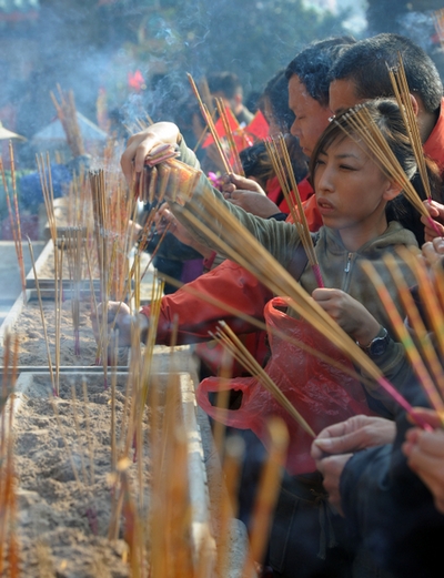 Новорічні запалювання ароматичних паличок у храмах. Гонконг. 3 лютого 2011. Фото: MIKE CLARKE/AFP/Getty Images 