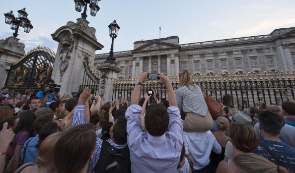 Люди собрались посмотреть на оглашение о рождении королевского ребёнка. Фото: WILL OLIVER/AFP/Getty Images 