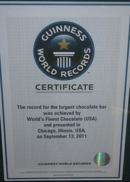 Шоколадна плитка визнана найбільшою у світі на даний момент — сертифікат від «Книги рекордів Гіннеса». Фото WorldsFinestChocolate на facebook.com 