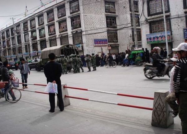 Китайська армія і загони озброєної поліції патрулюють вулиці в столиці Тибету Лхасі. Всі дороги до Тибету перекриті. Фото: AFP 