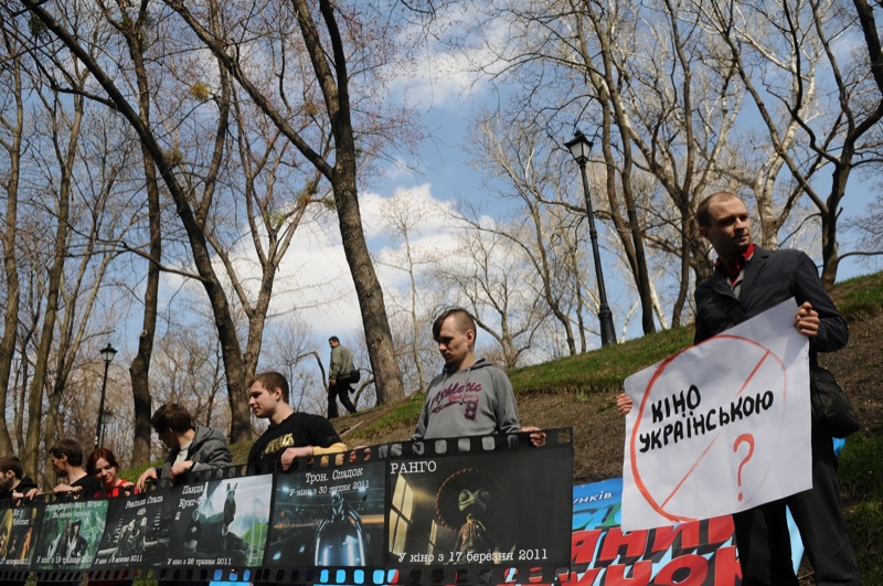 Акция в поддержку дублирования зарубежных фильмов украинским языком прошла возле Кабинета министров Украины 12 апреля 2012 года. Фото: Владимир Бородин/The Epoch Times Украина 