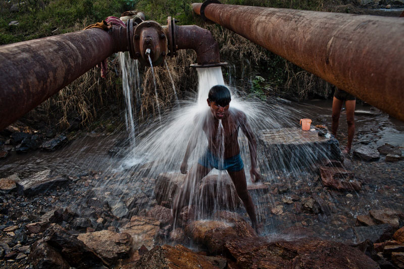 Місцеві жителі миються після трудового дня. Фото: Daniel Berehulak/Getty Images 